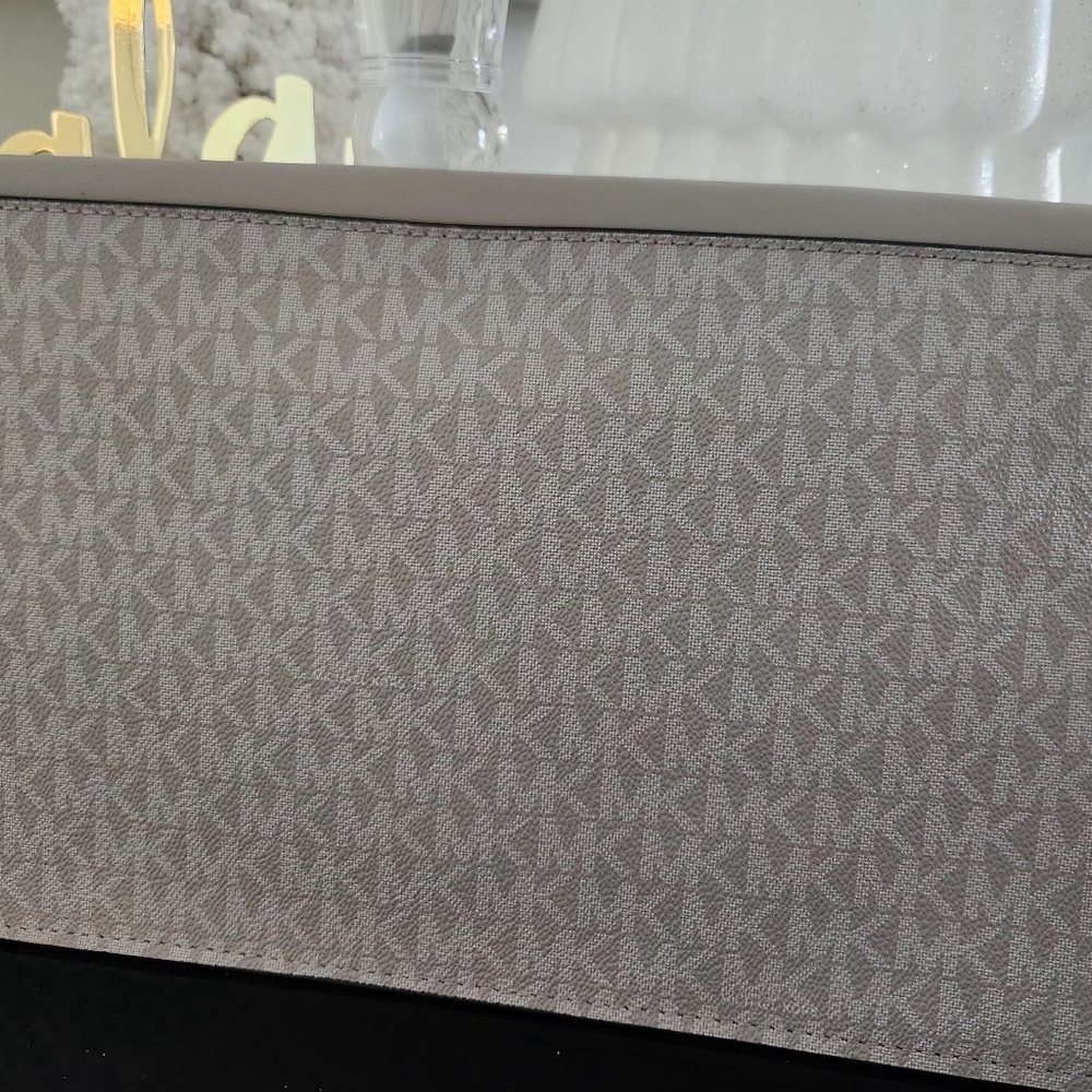 MK Envelope Large Clutch/Wrislet NWOT Gorgeous elegant thin wrislet - Picture 4 of 7